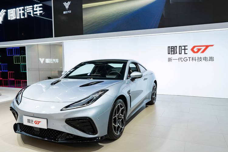 重庆157哪吒汽车在智能汽车领域的表现，领途汽车在新能源汽车市场中的影响力